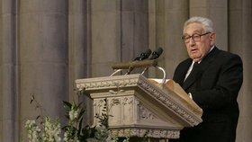 Henry Kissinger hovoří na pohřbu svého šéfa Geralda Forda (2. 1. 2007).
