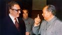 Henry Kissinger v sedmdesátých letech přispěl ke zlepšení americko-čínských vztahů. Na snímku s čínským komunistickým vůdcem Mao Ce-tungem.
