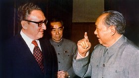 Henry Kissinger a Mao Ce-tung, v pozadí premiér Čou En-laj (počátek 70. let).