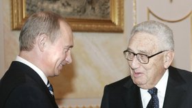 I ve stáří si Kissinger uchoval čilost a setkává se s nejvýznamnějšími muži planety.