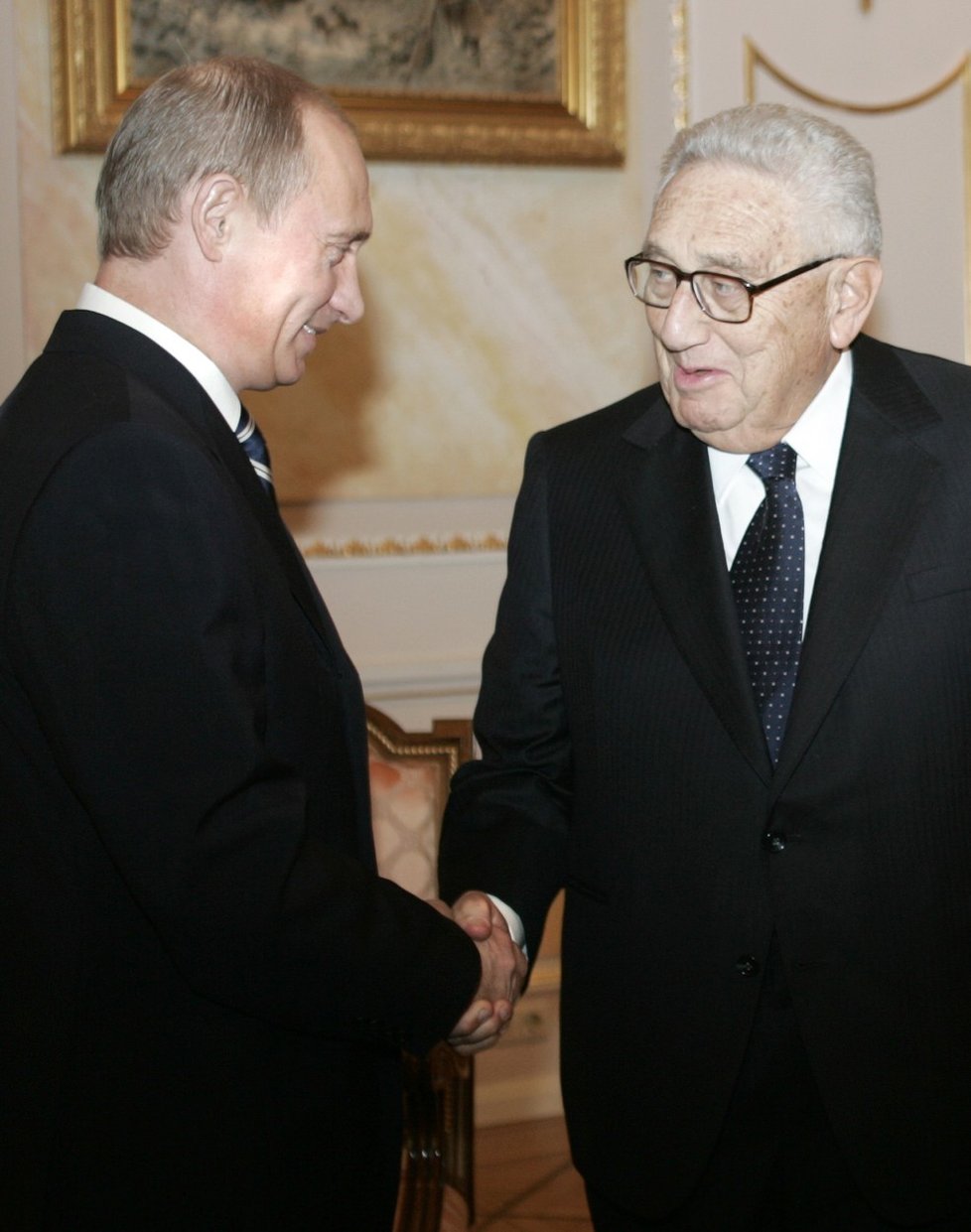I ve stáří si Kissinger uchoval čilost a setkává se s nejvýznamnějšími muži planety.