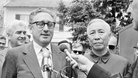 Henry Kissinger a Le Duc Tho z hanojského politbyra při vyjednávání míru v Paříži (13. 7. 1973)