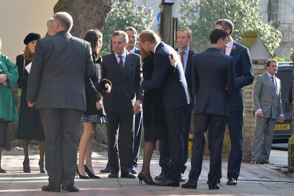 Princ William na pohřbu utěšoval rodinu po tragicky zesnulém dobrodruhovi.