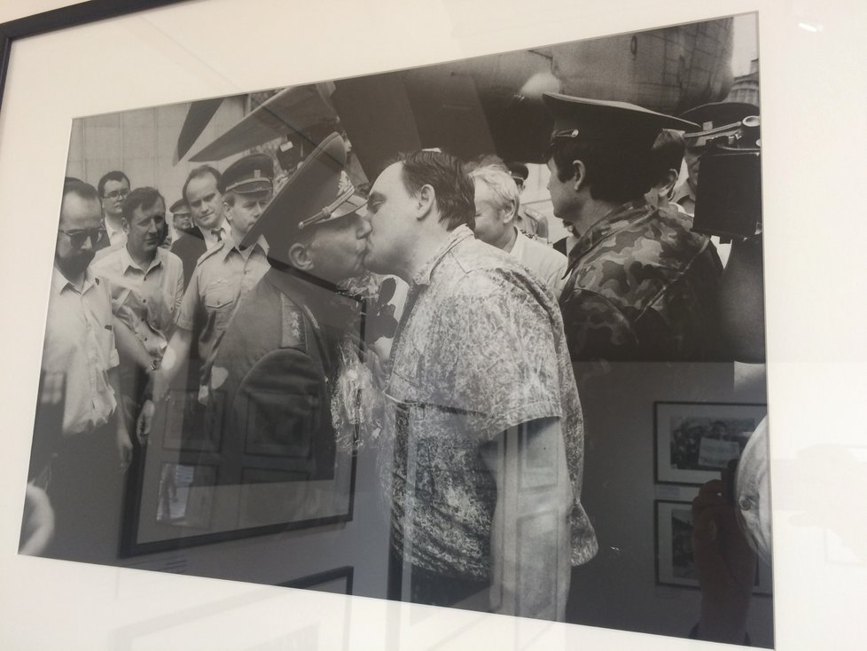 Slavík rovněž fotografoval přelomové události z let 1989 a 1990. Na obrázku je například odchod posledního sovětského vojáka z ČSFR.