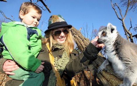 Aneta Krejčíková (Gabriela Pumrová) se svým synovcem narazila na agresivního lemura, v ruce jí zůstal jeho zub!
