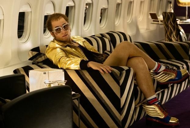 Taron Egerton jako Elton John ve filmu Rocketman