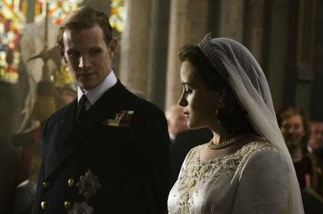 Matt Smith a Claire Foy v 1. sérii seriálu Koruna jako princ Philip a královna Alžběta II.