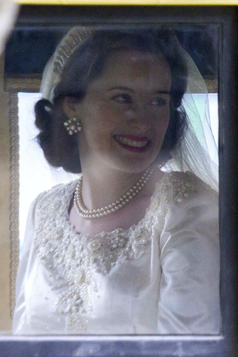 Claire Foy jako královna Alžběta II. v první sérii seriálu Koruna