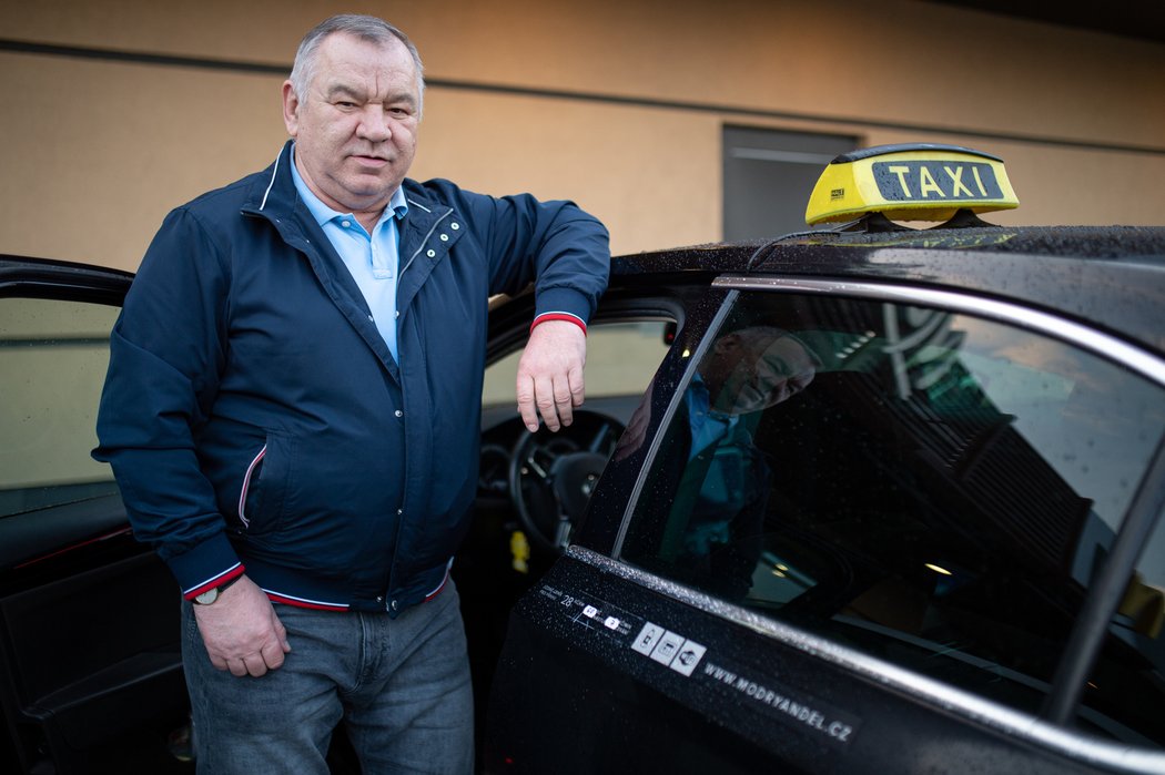 Bývalý vynikající kanonýr se dnes živí jako taxikář