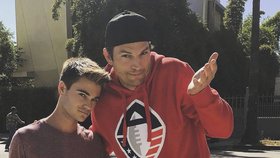 Herec Ashton Kutcher s Leem Marenghim, kterého srazil ze skútru