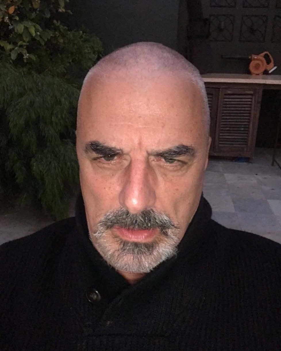 Herec Chris Noth šel během karantény nekompromisně dohola.