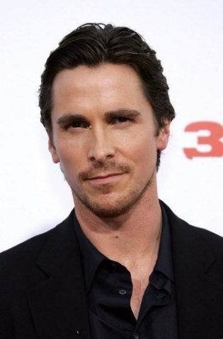 Christian Bale má, jako představitel Batmana, se ztvárněním charismatického a tajemného hrdiny mnoho zkušeností. Na roli Christiana je ale ve svých 38 letech možná už příliš starý.