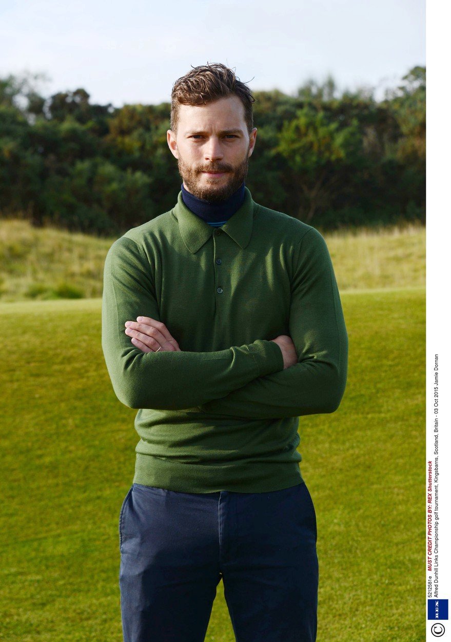 Jamie Dornan umí hrát golf.