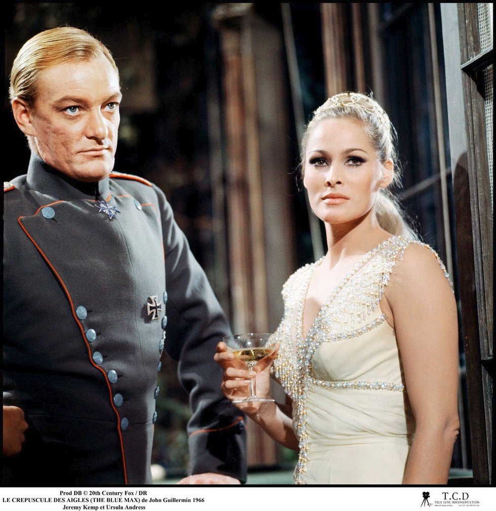 Jeremy Kemp a Ursula Andressová ve filmu Blue Max