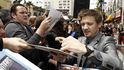 Herec Jeremy Renner před premiérou filmového trháku Avengers. Herec Jeremy Renner před premiérou filmového trháku Avengers.