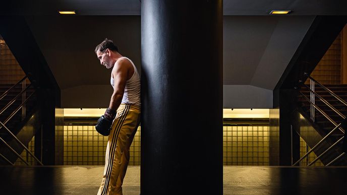 Tvůrci filmu Bojovník, kde hraje Milan Ondrík hlavní roli, se často odkazují ke známému českému boxerskému dramatu Pěsti ve tmě, které bylo natočeno před 40 lety. Tvůrci filmu Bojovník, kde hraje Milan Ondrík hlavní roli, se často odkazují ke známému českému boxerskému dramatu Pěsti ve tmě, které bylo natočeno před 40 lety.