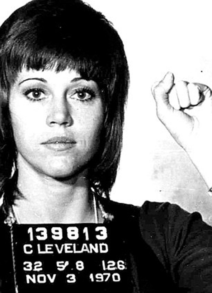 Jane Fonda v roce 1970, kdy byla zatčená za převážení neznámých látek (ukázalo se, že šlo o vitamíny) a napadení policie při zatýkání.