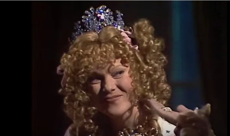 Jarmila Švehlová jako princezna Babetka v pohádce Co takhle svatba, princi? Písničku „Když se načančám&#34; za ni zazpívala Heidi Janků.