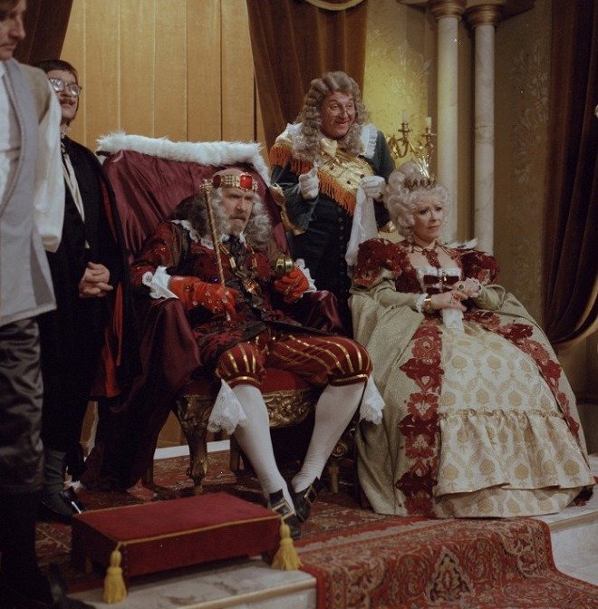 1986 - Petr Nárožný a Jiřina Bohdalová jako král a královna v pohádce Co takhle svatba, princi?.