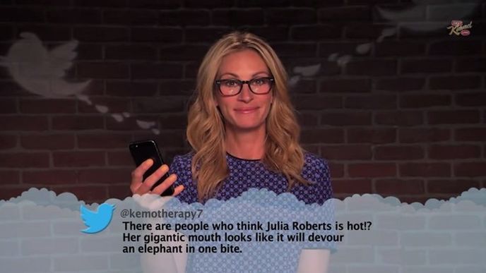 Herečka Julia Roberts čte tweet mířený na její osobu.