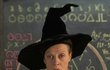 Herečka Maggie Smith jako profesorka McGonagallová v příbězích Harryho Pottera.