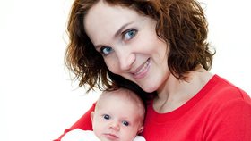 Ester Janečková se svou novorozenou dcerou Sárou