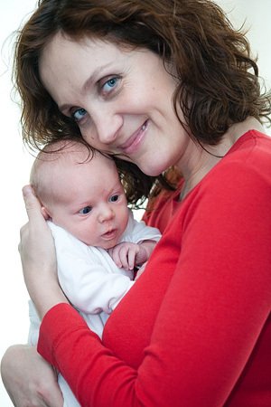 Ester Janečková se svou novorozenou dcerou Sárou