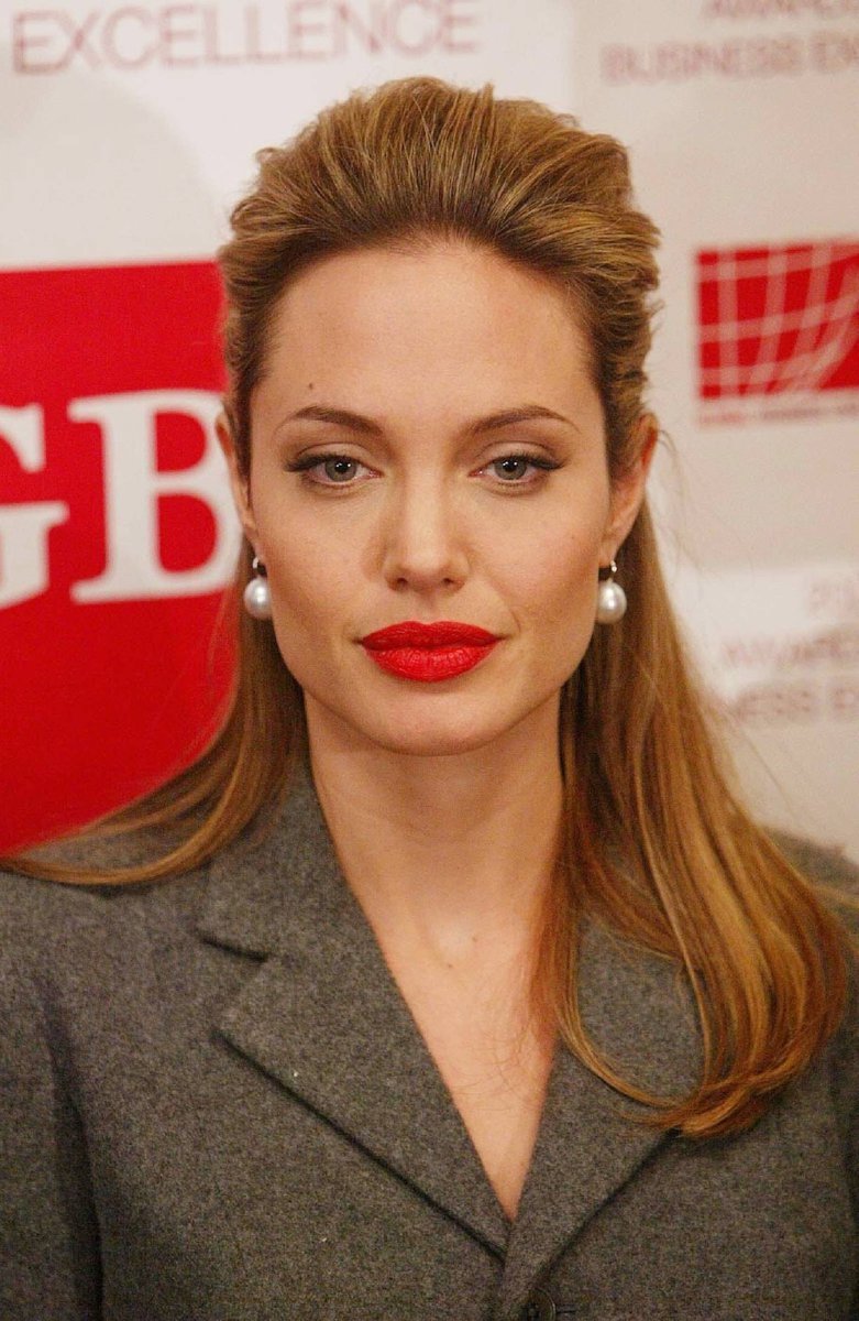 Angelina Jolie má v prsou implantáty