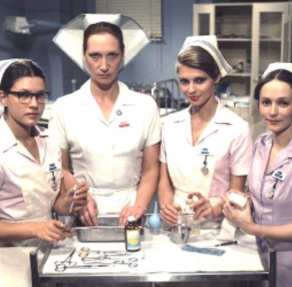 Australská herečka Cornelia Frances (druhá zleva) v seriálu The Young Doctors