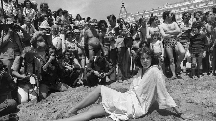 Herečka Silvia Kristelová pózuje fotografům během filmového festivalu v Cannes v roce 1977