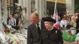 Královna Alžběta II. a princ Philip obhlížejí květiny, které se po smrti Diany hromadily kolem Buckinghamského paláce (1997)
