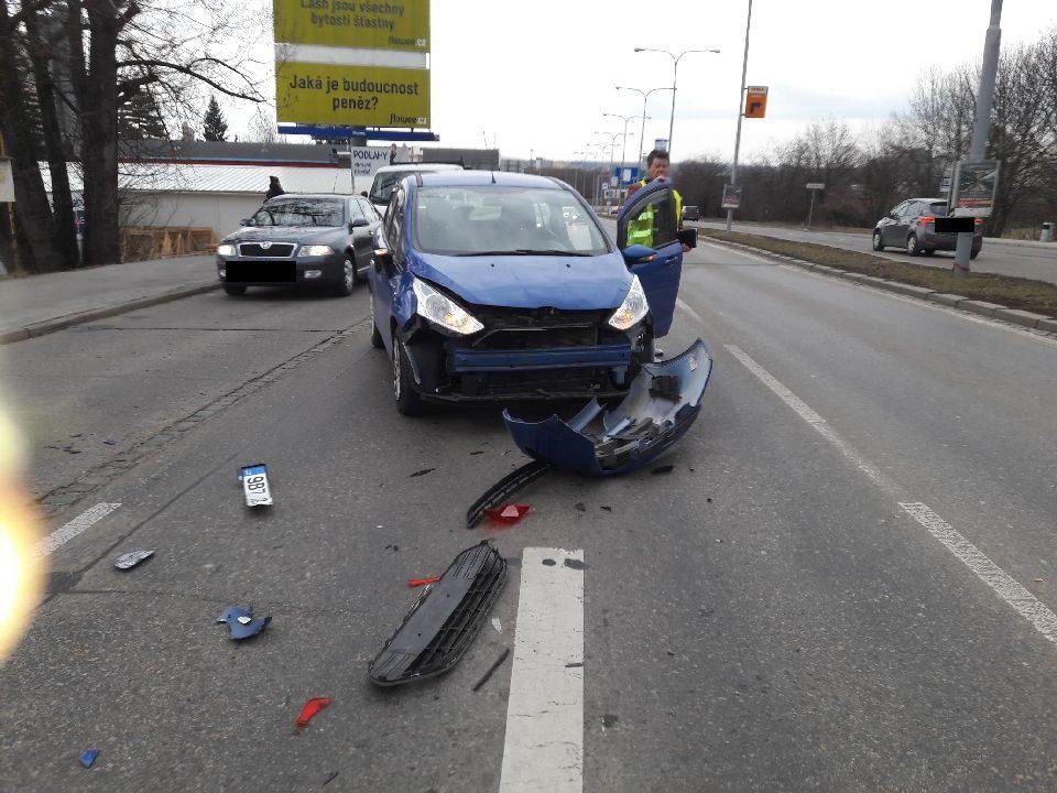 Auto je nabourané zezadu, kde se navíc nachází nádrž. Viník nehody dopadl ještě hůř.