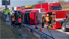 Převrácený kamion blokoval dopravu na Pražském okruhu v okolí Herinku