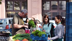 Pražané si nemohli odnést nákup v igelitce. Farmářské trhy »bez plastu« odstartovaly sezonu