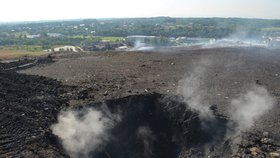 Zplodiny z hořící haldy unikají do ovzduší. Projekt sanace haldy se potýká s existenčními problémy.