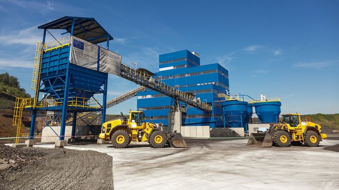 Zplodiny z hořící haldy unikají do ovzduší. Projekt sanace haldy se potýká s existenčními problémy. Zplodiny z hořící haldy unikají do ovzduší. Projekt sanace haldy se potýká s existenčními problémy.