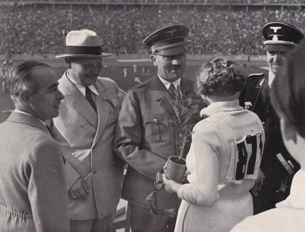 Hitler s Göringem gratulují Tille Fleischer k rekordu v hodu oštěpem.