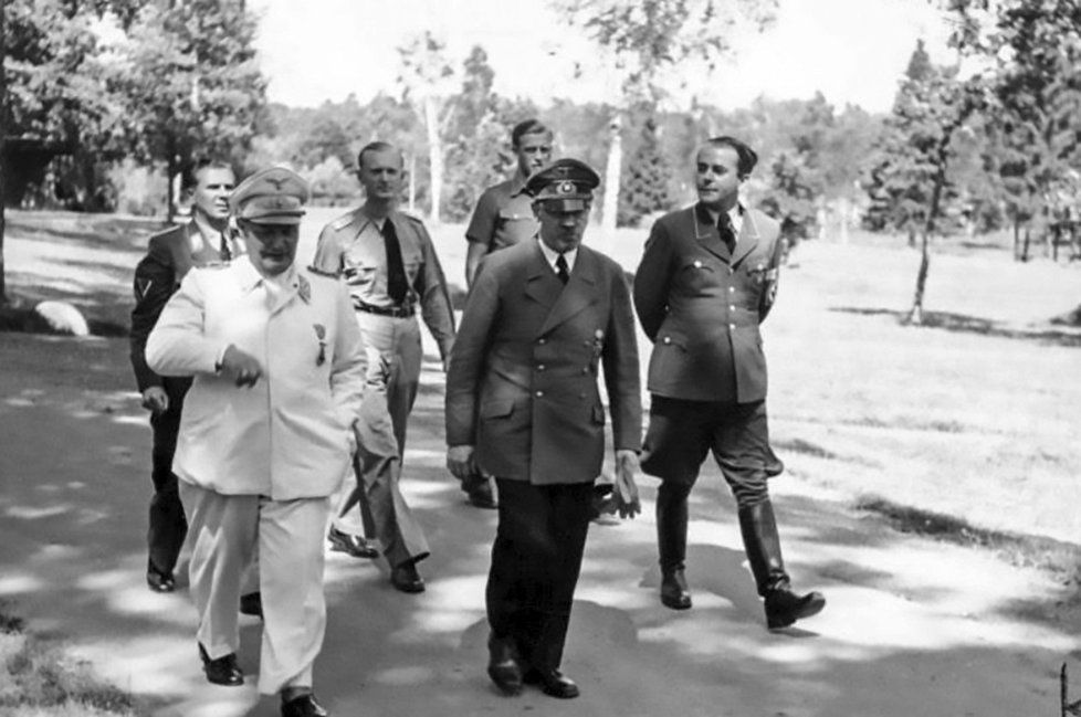 Hermann Göring, Adolf Hitler a Albert Speer v roce 1943