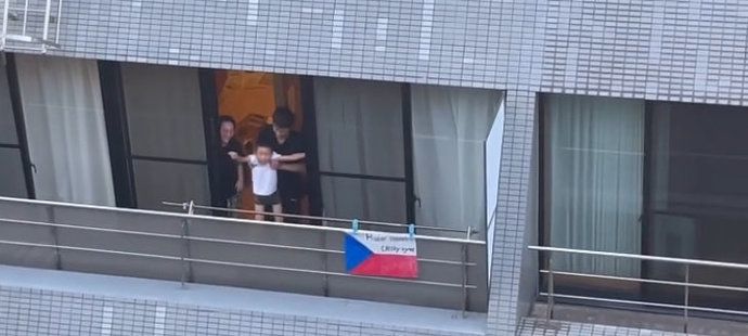 Plážovou volejbalistku Barboru Hermannovou v Tokiu dojala místní rodina, která českým olympionikům uvězněným v izolaci dodala přes ulici podporu