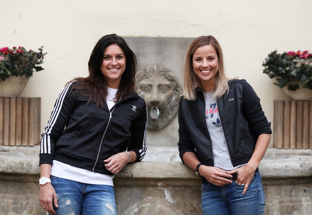 Plážové volejbalistky Barbora Hermannová (vlevo) a Markéta Nausch Sluková pózují před zahájením sezony