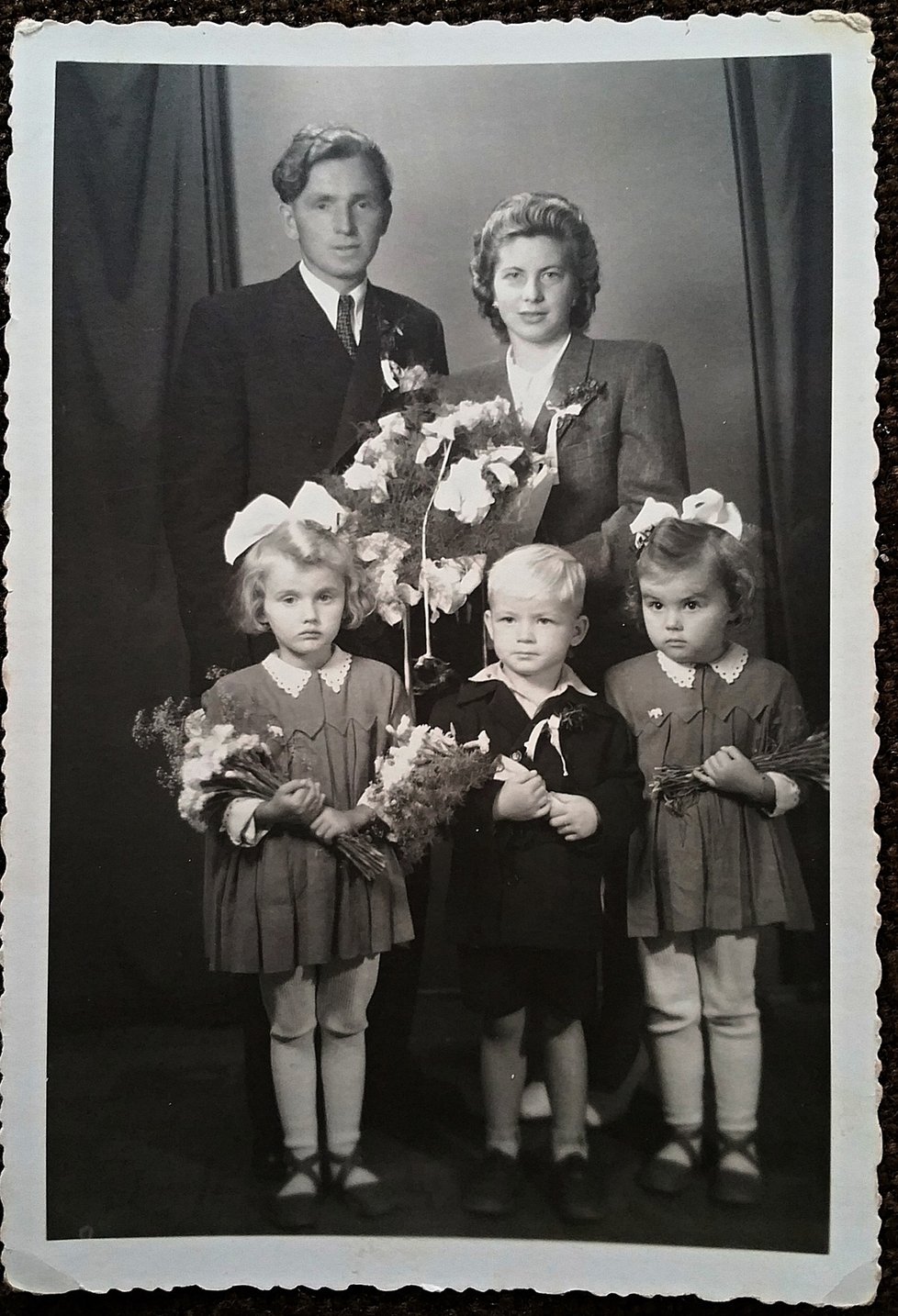 Hermina Musilová a svatební fotka, syn stojí uprostřed.