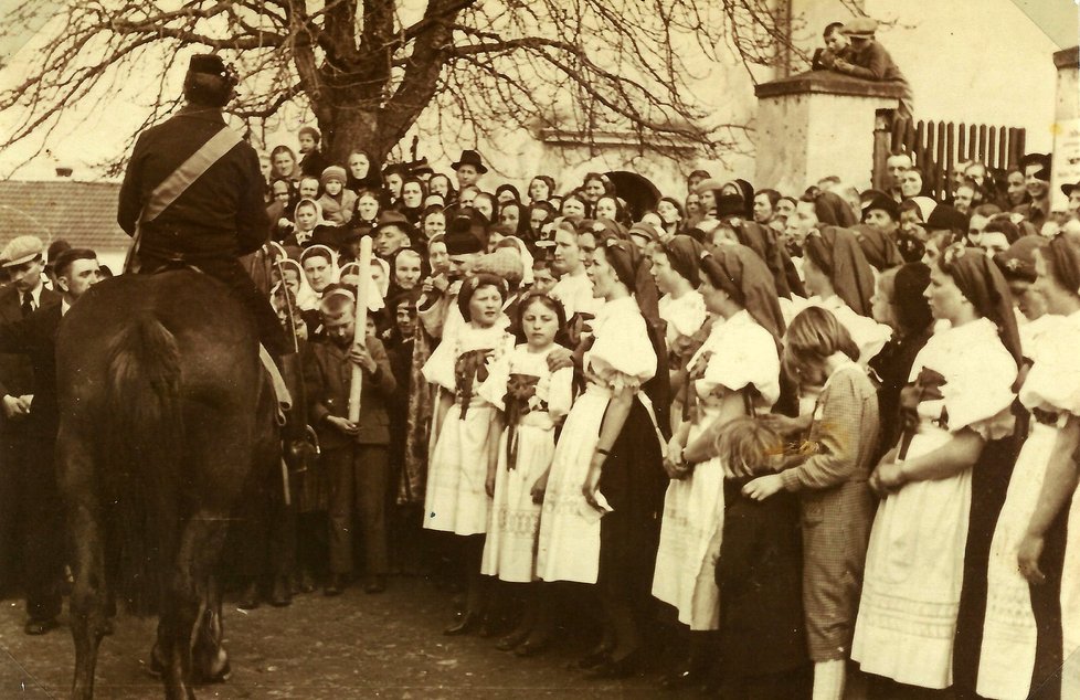 Německé slavnostní jízdy do polí, Stonařov, 30. léta 20. století, na fotografii ve skupině u stromu je i Hermina Schebesta Musilová