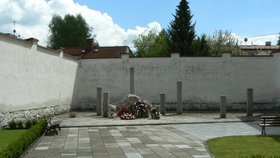 Na místě poprav ve vězeňském dvoře je dnes pomník