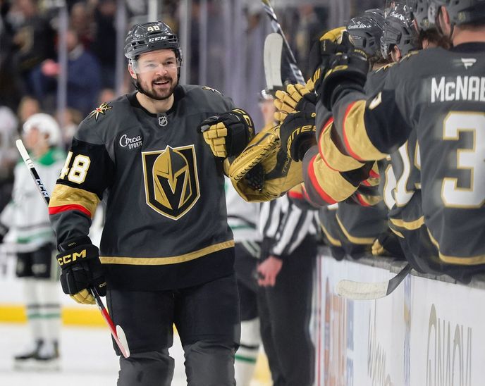 Tomáš Hertl slaví gól se spoluhráči z Las Vegas Tomáš Hertl slaví gól se spoluhráči z Las Vegas