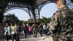Bezpečnostní opatření v Paříži: Patrola u Eiffelovky