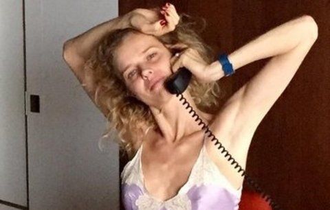 Topmodelka Eva Herzigová bez make-upu a push-up podprsenky! 