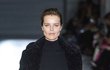 Eva Herzigová předváděla na Fashion Weeku v Miláně 