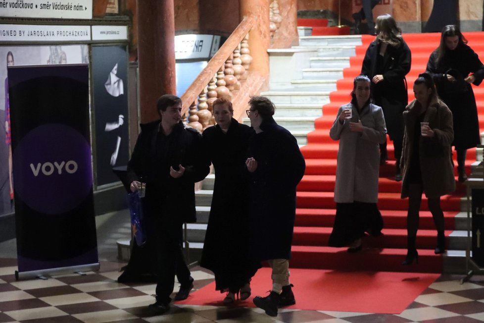 Premiéra filmu Král Šumavy - matce Oskara Hese museli mládenci pomáhat ze schodů.