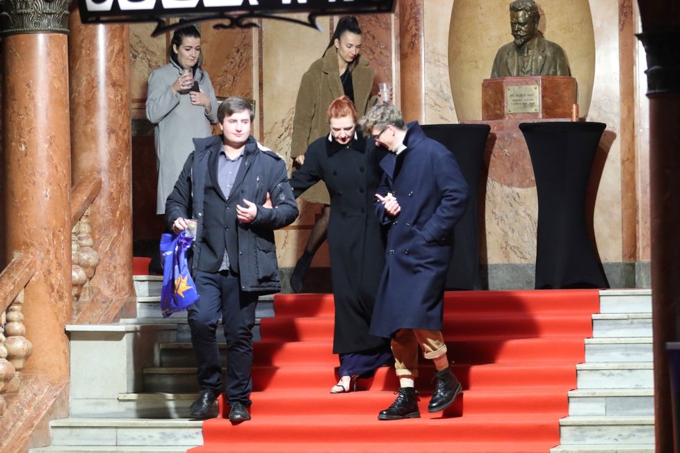 Premiéra filmu Král Šumavy - matce Oskara Hese museli mládenci pomáhat ze schodů.
