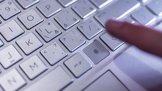 Kyberšmejdi nepolevují. Banky letos klientům zachránily už 7,5 miliardy korun Kyberšmejdi nepolevují. Banky letos klientům zachránily už 7,5 miliardy korun